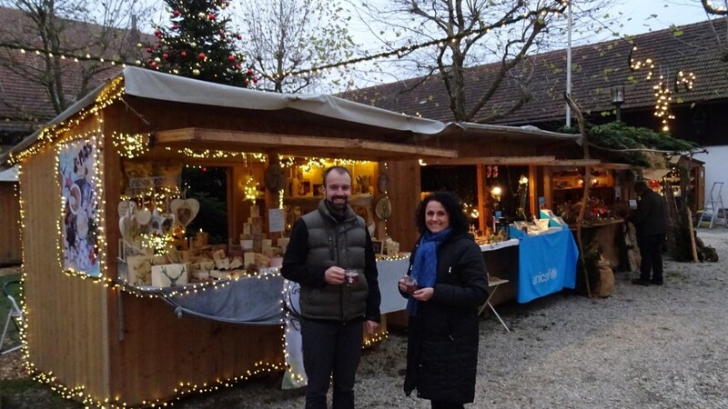 Musikalisch umrahmt vom Kinderchor der "Villa Musica" eröffnete Bürgermeister Sebastian Stanglmaier am Donnerstag den Christkindlmarkt am Gelände der "Alten Ziegelei" an der Rottenburger Straße.