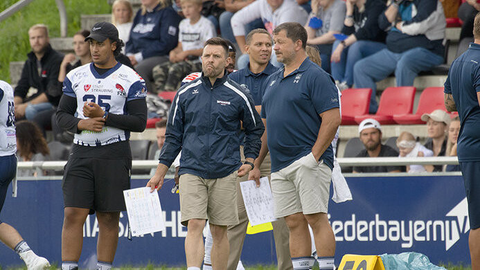 Peilt mit seinem Team den Klassenerhalt an: Spiders-Trainer Max Macek (links).