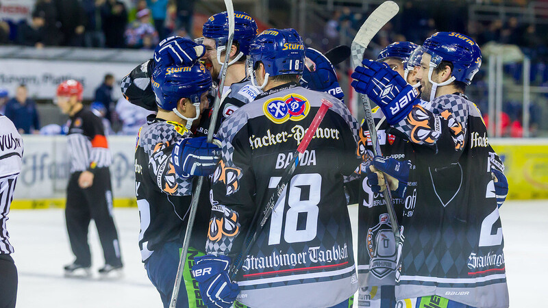 Jubel in Straubing: Die Tigers schlagen Meister Mannheim mit 4:2.