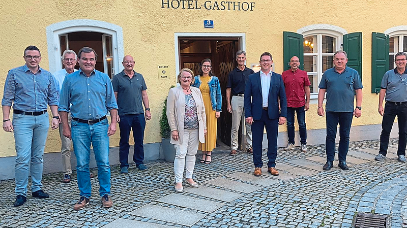 Die FW-Kreistagsfraktion mit ihren Parteifreunden aus dem Mainburger Stadtrat bei der gemeinsamen Tagung mit Pfaffenhofens Landrat Albert Gürtner (3. v. l.) , dem Aufsichtsratsvorsitzenden der Ilmtalkliniken.