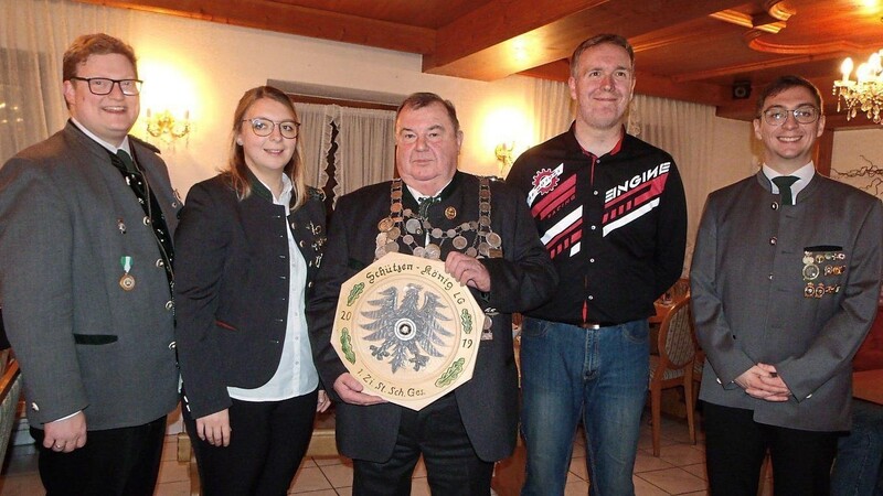 Lothar Neppl (mit Königsscheibe) wurde Luftgewehrkönig, seine Ritter sind Hans-Josef Mathes und Teresa Schötz.