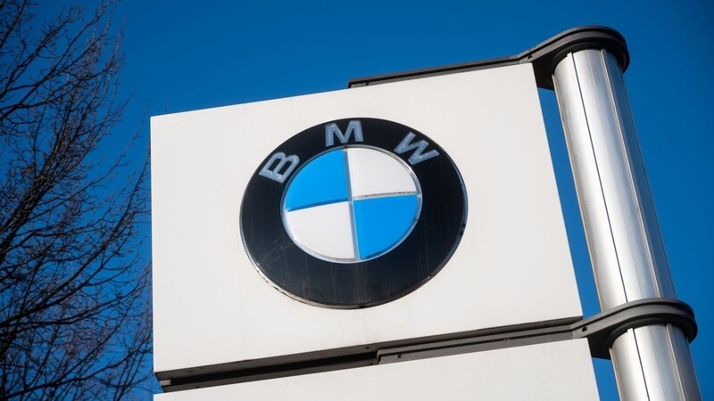 Vor einem Werk steht das Logo von BMW.