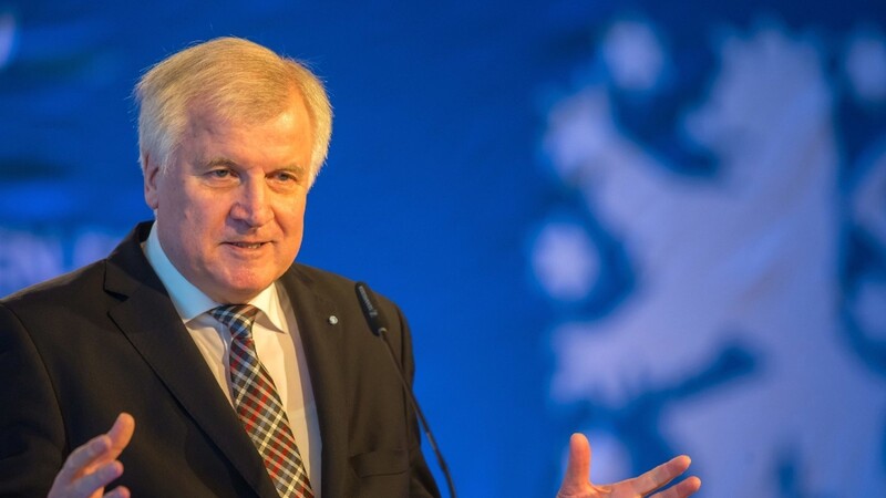 Horst Seehofer bleibt dabei - Deutschland braucht eine Obergrenze für Flüchtlinge.