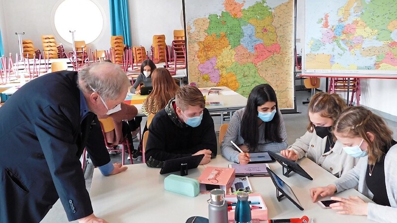 Karl-Peter Naumann besuchte einige Schüler des VHGs in Bogen ...