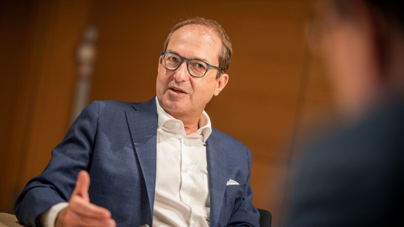 Alexander Dobrindt, CSU-Landesgruppenchef in der CDU/CSU Fraktion im Deutschen Bundestag, fordert einen "Anti-Teuer-Gipfel".