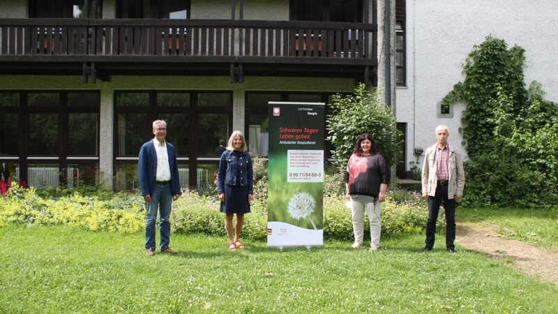 Johanna Schmid (Zweite von links) arbeitet seit 1. Juli als Koordinatorin beim Hospizdienst der Caritas. Geschäftsführer Andreas Jordan (links), der ehrenamtliche Leiter Ferdinand Schwarzfischer und die Koordinatorin Andrea Macht heißen Schmid willkommen.