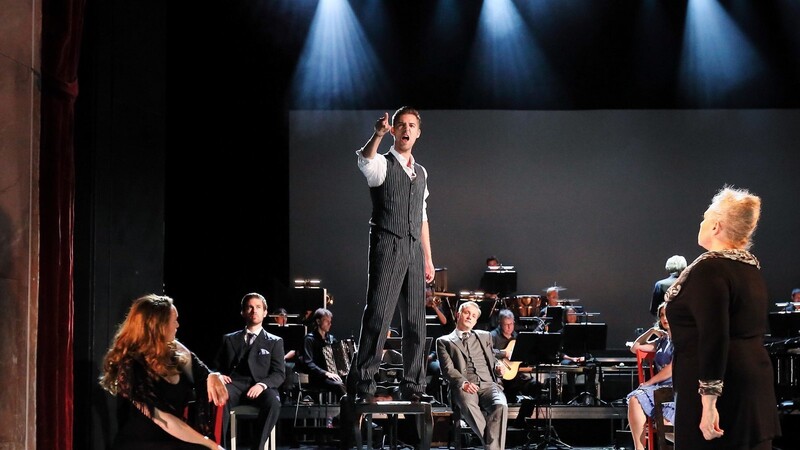 Julia Klotz (Spelunken-Jenny), Maximilian Mayer (Macheath) und Dagmar Hellberg (Celia Peachum) singen Kurt Weill.