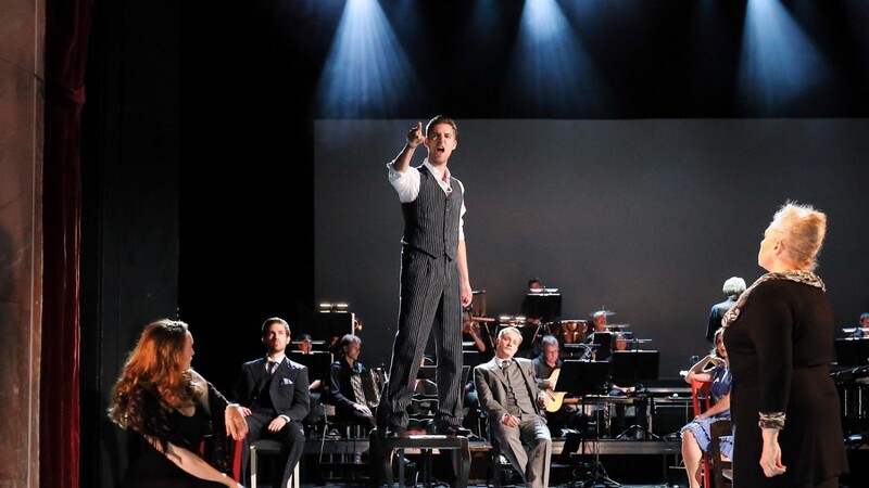 Julia Klotz (Spelunken-Jenny), Maximilian Mayer (Macheath) und Dagmar Hellberg (Celia Peachum) singen Kurt Weill.