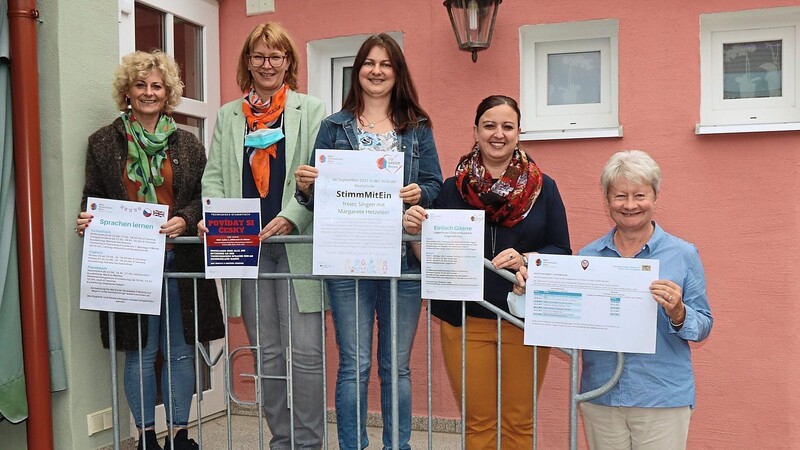 Petra Spachtholz von der MGH-Verwaltung, Susanne Nock, Barbara Konering, Stephanie Haberl und Martina Mathes (von links) stellten das Angebot des Mehrgenerationenhauses für die nächsten Wochen vor.