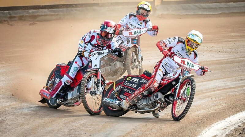 DREHEN WIEDER FÜR DIE DEVILS AM GASGRIFF: Der Slowene Nick Skorja (rechts) springt für Michael Härtel (startet bei der deutschen Langbahn-Meisterschaft in Vechta) ein - und Valentin Grobauer (Mitte) übernimmt die Position von Tobias Busch. Diesmal auch aus taktischen Erwägungen, weil der 26-jährige Rottaler früher selbst für Rawicz gefahren ist und die dortige Bahn sowie ihre Tücken aus dem Effeff kennt.