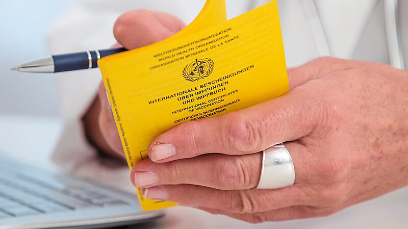 Immer mehr Landkreis-Bürger haben den Stempel der Corona-Impfung in ihrem gelben Impfpass.