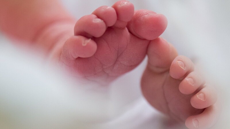 Ein Vater aus Abensberg muss sich vor dem Landgericht Regensburg verantworten - er soll sein Baby massiv geschüttelt haben. (Symbolbild)