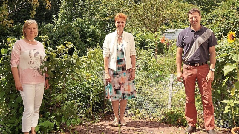 Im Garten der Hauswirtschaftsschule am AELF: Rosemarie Thalhammer (von links, Leiterin der Landwirtschaftsschule), Monika Deubzer (Behördenleiterin und Bereichsleiterin Landwirtschaft) sowie Peter Stieglbauer (stellvertretender Behördenleiter und Bereichsleiter Forsten).