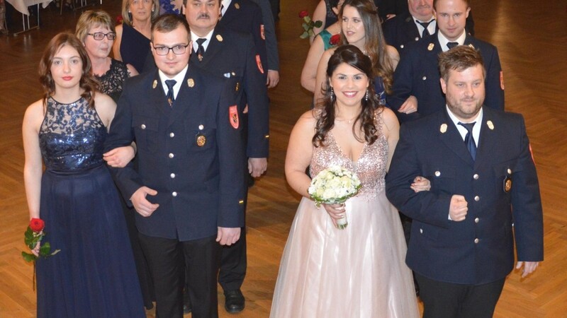 Mit einer Polonaise eröffneten die Mitglieder den Feuerwehrball 2020 in der Rodinger Stadthalle.