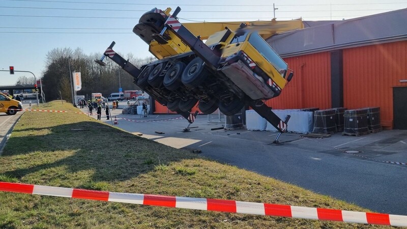 In Pentling ist ein Kran auf das Dach eines Supermarktes gestürzt.