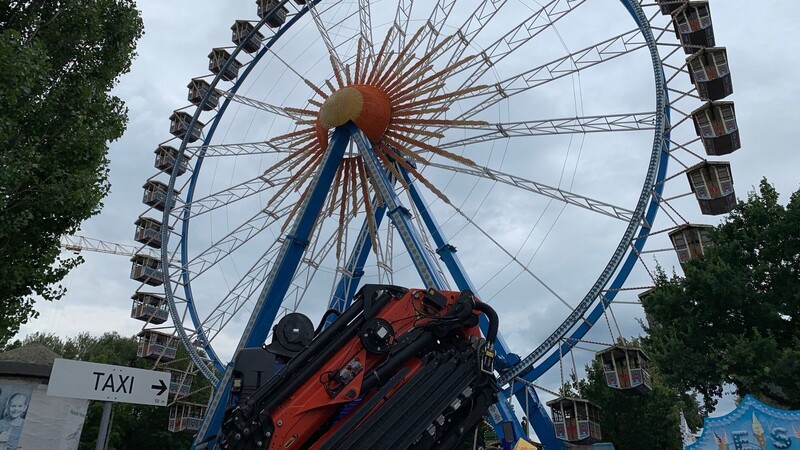 So wuchs das Volksfest-Wahrzeichen in den vergangenen Wochen in die Höhe - Momentaufnahmen vom Riesenrad-Aufbau.