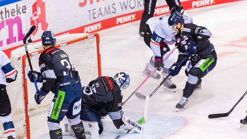 Tim Fleischer erzielt das zwischenzeitliche 1:0 für die Nürnberg Ice Tigers.