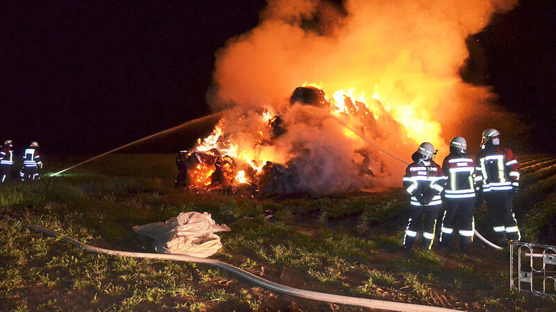 Im vergangenen Jahr brannten in Sünching, Mötzing, Rain und Aholfing immer wieder Strohballen, Heuballen oder Misthaufen. Dahinter steckten zwei Männer, die selbst bei der Feuerwehr sind. Am Donnerstag mussten sie sich vor dem Amtsgericht Regensburg verantworten.