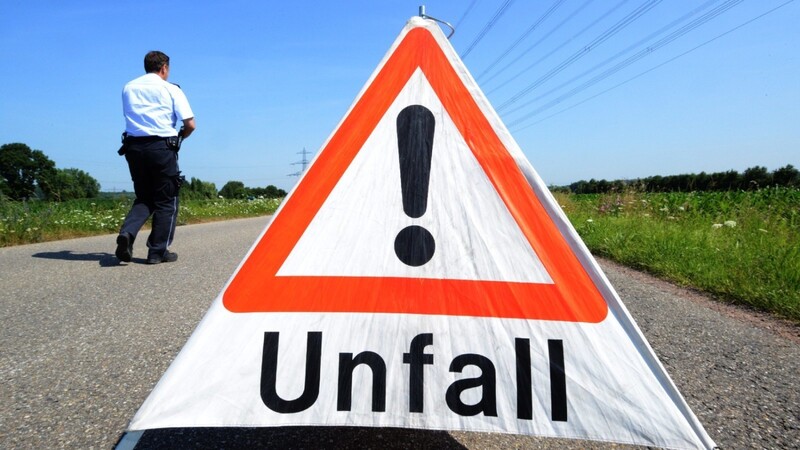 Bei einem Unfall am Mittwochmorgen in Hengersberg (Kreis Deggendorf) wurde ein 56-jähriger Lkw-Fahrer schwer verletzt. (Symbolbild)