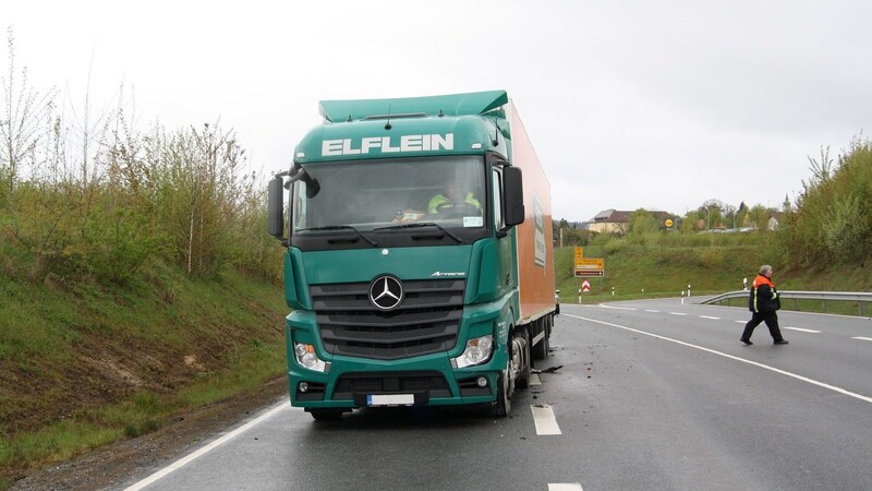 Der Lkw wurde an der linken Seite beschädigt.