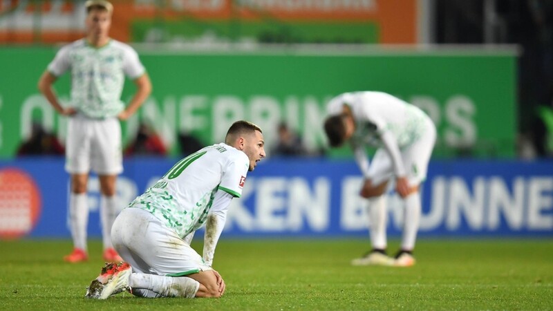 Hängende Köpfe bei der SpVgg Greuther Fürth um Kapitän Branimir Hrgota. Bei den Franken macht sich nach dem historisch schlechten Saisonstart Ratlosigkeit breit.