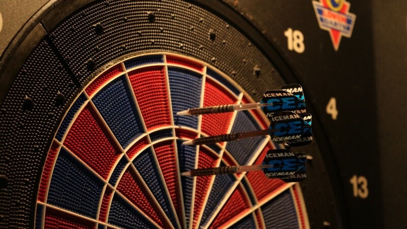 Die Darts von Marcel "The Iceman" Höntsch sind extra für ihn angefertigt und tragen seinen Spielernamen auf den Flügeln. Die drei Darts haben Single-Felder getroffen und somit jeweils 20 Punkte erzielt - zusammen also 60.