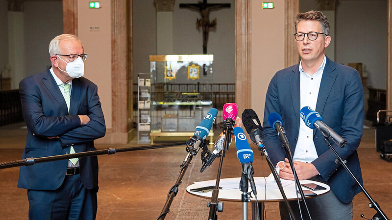 Versuch der Schadensbegrenzung: CSU-Fraktionsvorsitzender Thomas Kreuzer (l.) und CSU-Generalsekretär Markus Blume fordern Alfred Sauter auf, sein Landtagsmandat ruhen zu lassen.