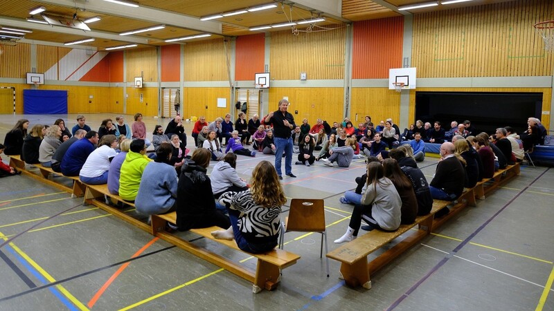 In großer Runde stellte sich Regisseur Thomas Stammberger dem Ensemble für die Festspiele 2024 vor.