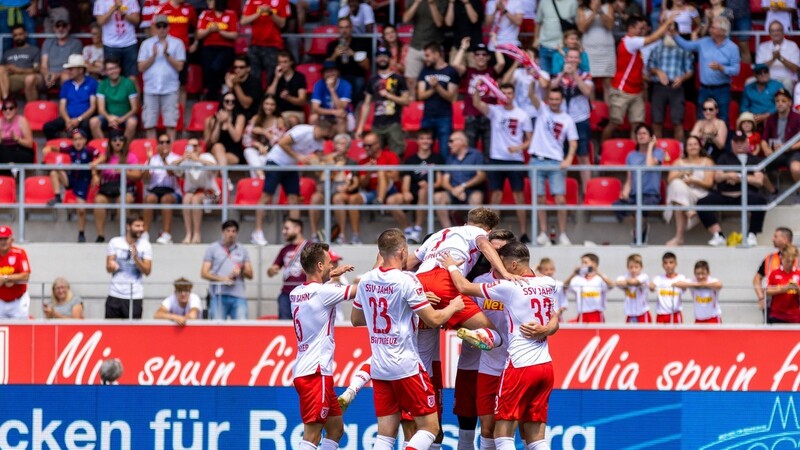 Der Treffer von Jahn Regensburgs Andreas Albers zum 2:0 sorgt für einen Auftakt nach Maß in die 2. Liga-Saison 2022/23.