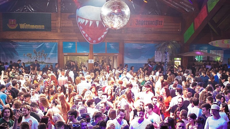 Komplett volles Haus herrschte bei der Beach-Party am Samstag und Sonntag: Angesichts der ausverkauften Karten am Samstag, war von vornherein klar, dass die Stadthalle an diesem Abend voll werden würde, aber aber auch bei der Kinder-Beach-Party am Sonntag konnte sich die Narrhalla über einen beispiellosen Besucherandrang freuen. Beides wurde allgemein als Zeichen gewertet, dass den Vilsbiburgern die Beach-Party während der zwei Jahre Corona-Zwangspause gefehlt hat.