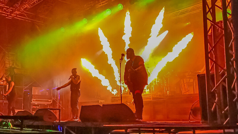 Die Rammstein-Coverband Stahlzeit begeisterte beim Campus Open Air Deggendorfer Fans.