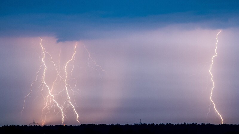 Starke Regenfälle sind in Ober- und Niederbayern und in der Oberpfalz möglich. (Symbolbild)