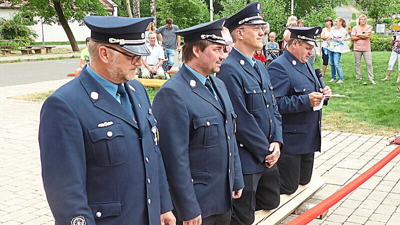 Die Bittsteller der Feuerwehr Aumbach, von links: Kommandant Andreas Bruckbauer, Organisationsleiter Andreas Kerscher, stellvertretender Kommandant Johannes Angerer und Festleiter Michael Bauer.