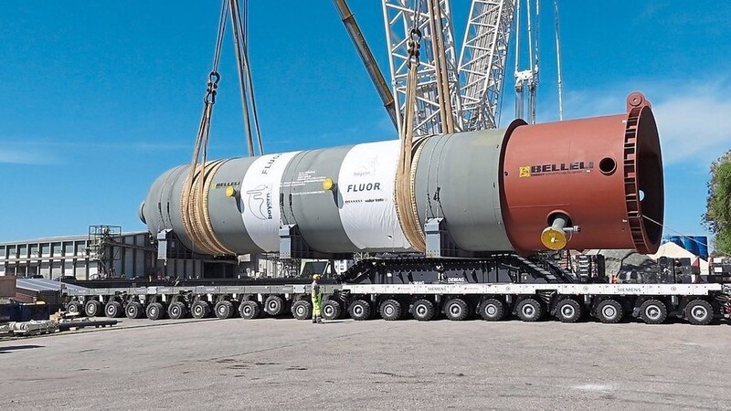 Ein eigens im Hafen Kelheim aufgestellter Spezialkran hievte die Last von 600 Tonnen von einem der beiden riesigen Reaktoren auf den bereitstehenden Auflieger des Schwertransports.