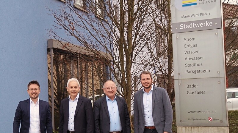 Noch-Stadtwerke-Leiter Alois Wanninger (2.v.r.) mit seinem Nachfolger Thomas Merkl (2.v.l.), Bürgermeister Matthias Kohlmayer (rechts) und Rathaus-Geschäftsleiter Alexander Oswald (links).