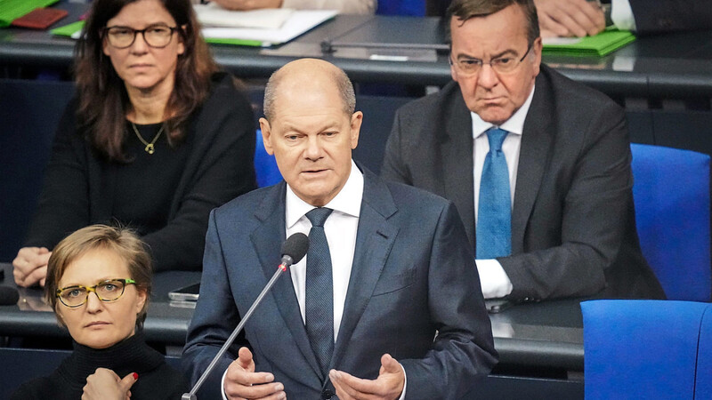 Bundeskanzler Olaf Scholz (M.), erklärt bei der Regierungsbefragung im Bundestag am Mittwoch seinen Entschluss. Zuvor hatte er mitgeteilt, dass die Bundesregierung Leopard-Kampfpanzer an die Ukraine liefern will. Rechts hinter ihm sitzt der neue Bundesverteidigungsminister Boris Pistorius.