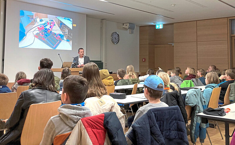 Gespannt folgen die Kinder dem Experiment mit dem Roboter. 