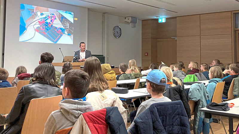 Gespannt folgen die Kinder dem Experiment mit dem Roboter.