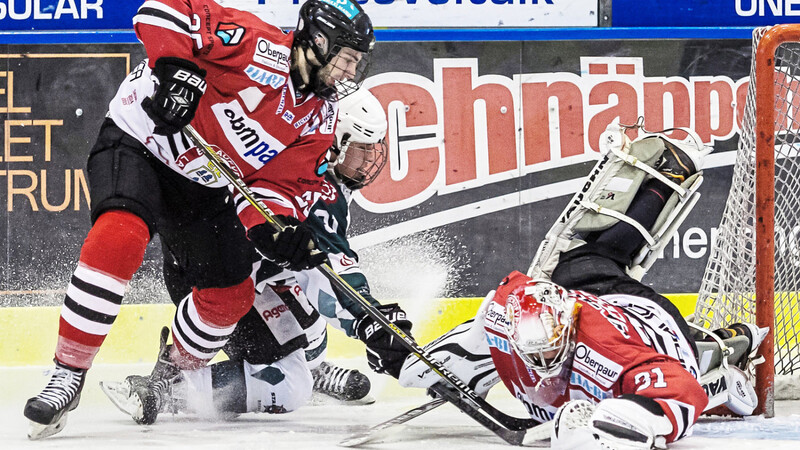 Verteidiger Markus Gröger (links) und Torhüter Patrick Berger vom EV Landshut spielen für Deutschlands U19 beim Fünf-Nationen-Turnier in Deggendorf.