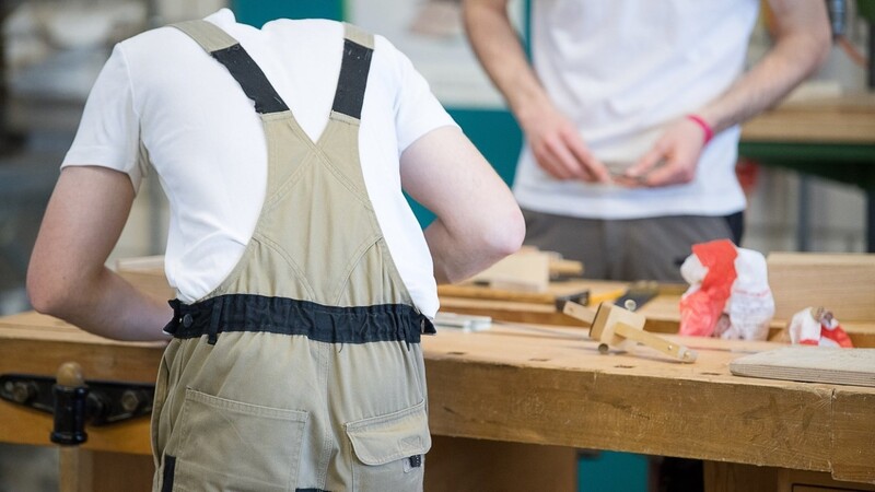 Jugendliche mit Startschwierigkeiten beim Berufseinstieg können weiterhin an den sogenannten Vorschaltmaßnahmen teilnehmen. Das Programm wird vom Freistaat weiterfinanziert.