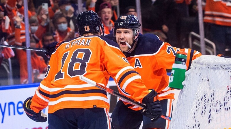 Zach Hyman (l.) und Leon Draisaitl von den Edmonton Oilers feiern ein Tor gegen die Vancouver Canucks.