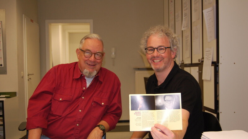 "Mir gfrein uns jetzt, dass' losgeht": Gerd Rothe (l.) und Rudi Heinz mit dem Programmheft für das Sommerfestival 2019.