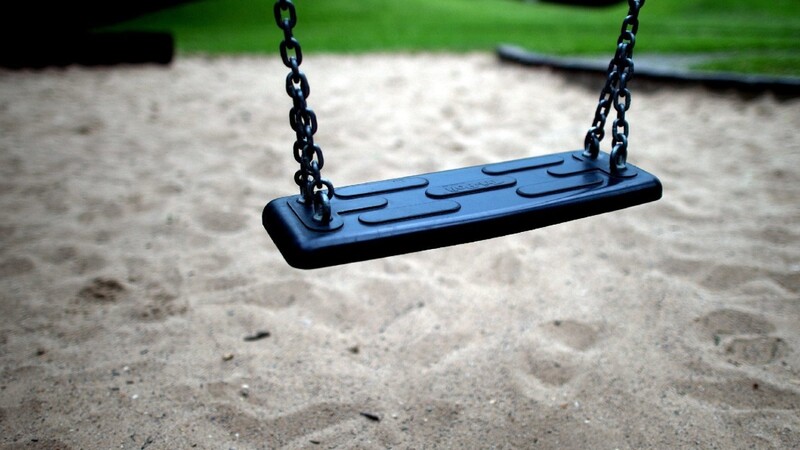 Bislang unbekannte Täter sollen am Sonntagabend auf einem Spielplatz in Abensberg mit einem Totschläger auf einen 20-jährigen Mann eingeprügelt haben. (Symbolbild)