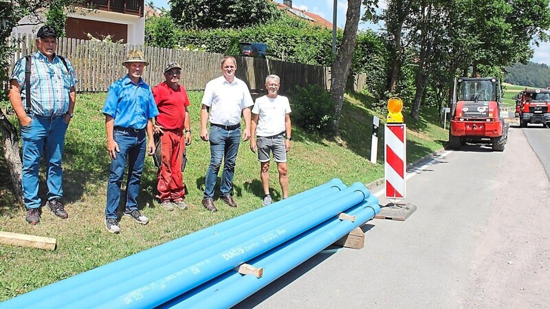 Die Vertreter der beteiligten Firmen, Rohrnetzmeister Herbert Senft von den Kreiswerken (Zweiter von links) und Bürgermeister Christian Raab (Zweiter von rechts) informieren sich über die Sanierung der Wasserleitung in der Ponholzer, der Glöckelswieser und der Schulstraße.