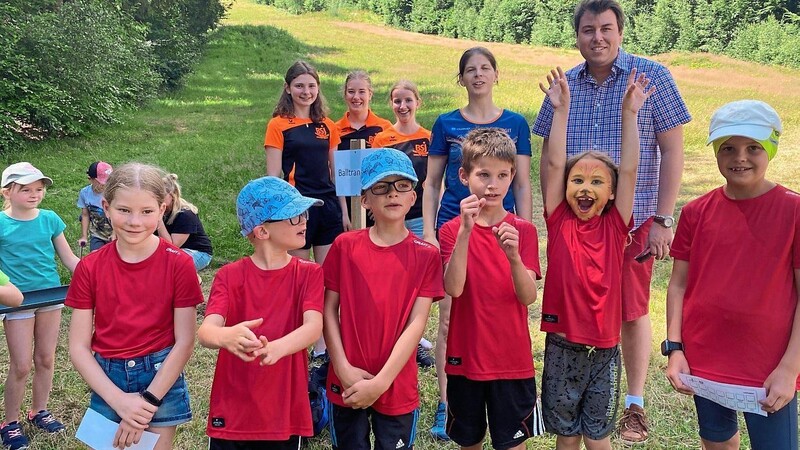 Michael Weiß und Birgit Daschner mit begeisterten Kindern.