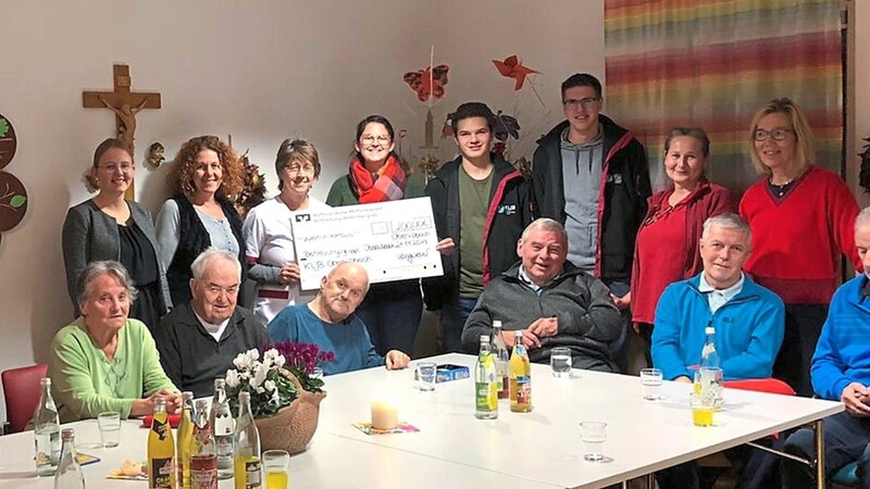 Die Organisatoren und Teilnehmer der Betreuungsgruppe Obersüßbach, sowie einige Vorstandschaftsmitglieder der Landjugend bei der Spendenübergabe.