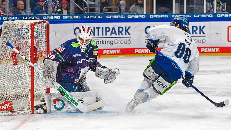 Das hätte das 1:0 für die Tigers sein können, doch Berlins Torwart Juho Markkanen bleibt im Eins gegen eins mit J.C. Lipon Sieger. Wenig später stellt Leo Pföderl auf 0:1 aus Straubinger Sicht.