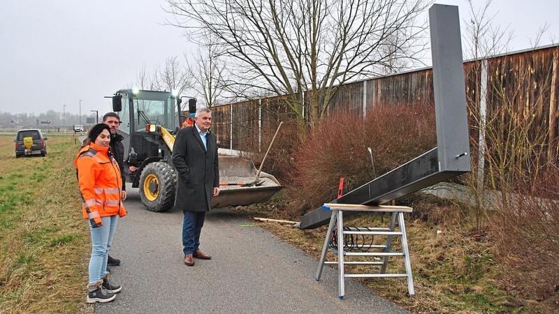 Verena Weinzierl (v. l.), Martin Holzner und Bürgermeister Josef Dollinger begutachteten am Mittwoch die Installation der neuen Solarleuchten am Geh- und Radweg zwischen Westerbergstraße und Georg-Schweiger-Straße.