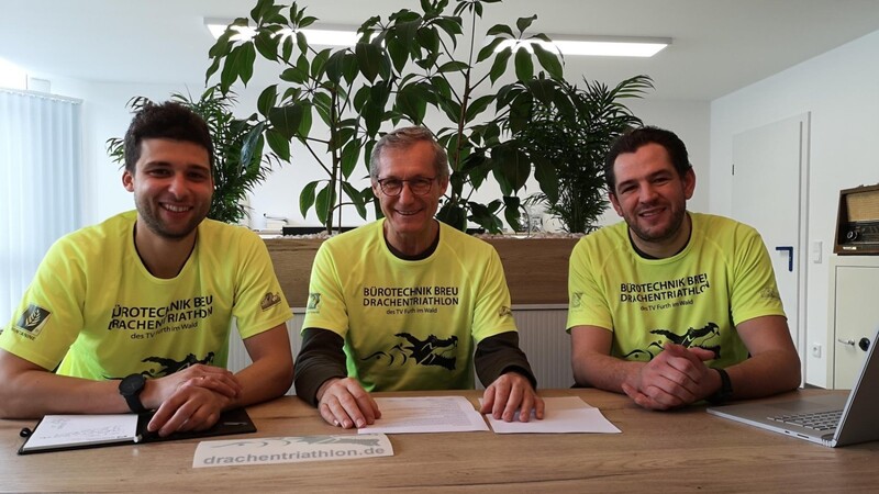 Abteilungsleiter Matthias Reinhardt, TV-Vorsitzender Erwin Lamecker und Franz Breu junior vom Orga-Team stellten gestern Vormittag die wichtigsten Fakten zum "5. Bürotechnik-Breu-Pikanten-Drachentriathlon" vor.