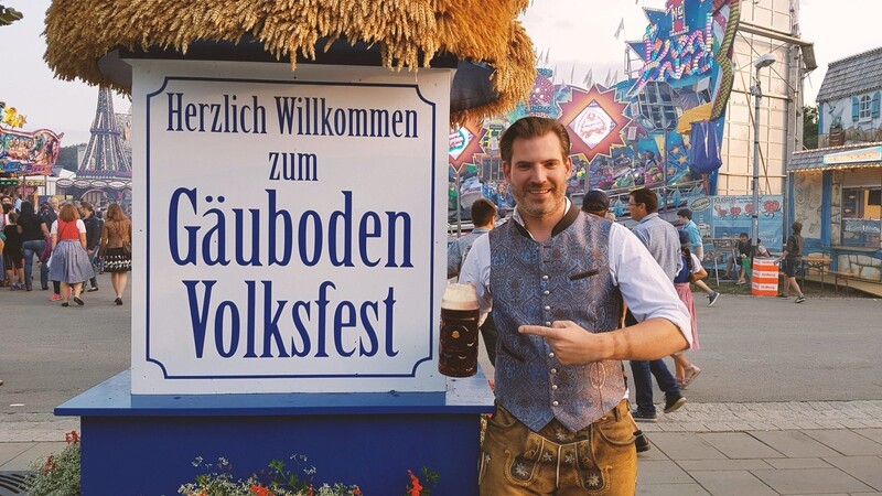 Der Kabarettist Thomas Mayer alias Vogelmayer hat Festwirt Hubert Reisinger von der Volksfest-Goaß überzeugt.